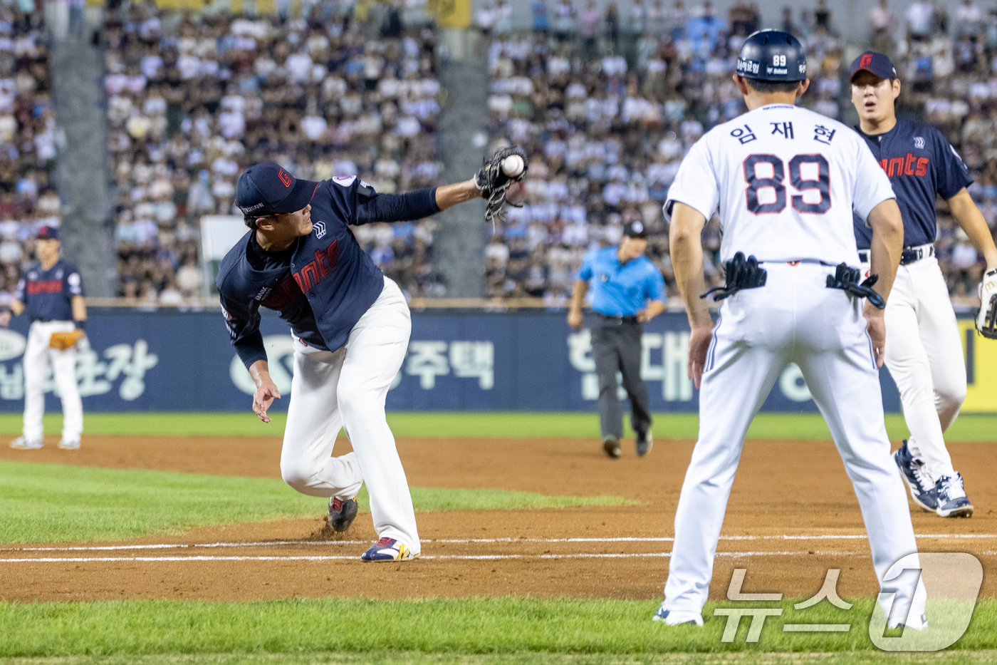 (서울=뉴스1) 안은나 기자 = 23일 오후 서울 송파구 잠실야구장에서 열린 프로야구 '2026 신한은행 SOL KBO리그' 롯데 자이언츠와 두산 베어스의 경기 3회말 2사 2루 …