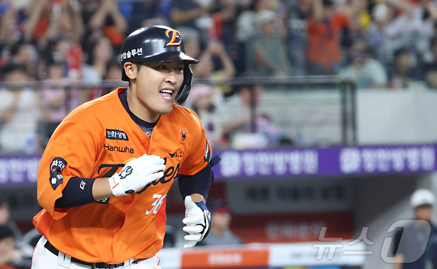 (대전=뉴스1) 김기남 기자 = 23일 대전 한화생명볼파크에서 열린 2026 신한 SOL KBO리그 LG 트윈스와 한화 이글스의 경기에서 3회초 한화 한지윤이 2타점 안타를 치고 …