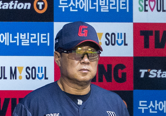 경기 지켜보는 김태형 감독