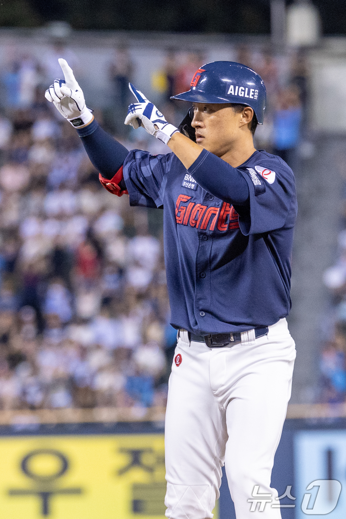 (서울=뉴스1) 안은나 기자 = 23일 오후 서울 송파구 잠실야구장에서 열린 프로야구 '2026 신한은행 SOL KBO리그' 롯데 자이언츠와 두산 베어스의 경기 8회초 1사 2루 …