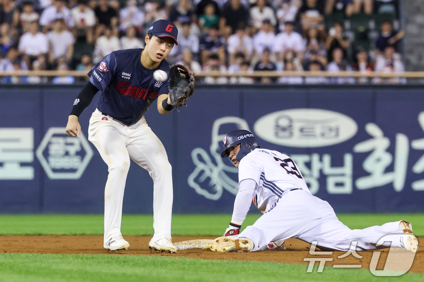 (서울=뉴스1) 안은나 기자 = 23일 오후 서울 송파구 잠실야구장에서 열린 프로야구 '2026 신한은행 SOL KBO리그' 롯데 자이언츠와 두산 베어스의 경기 8회말 2사 1루상 …