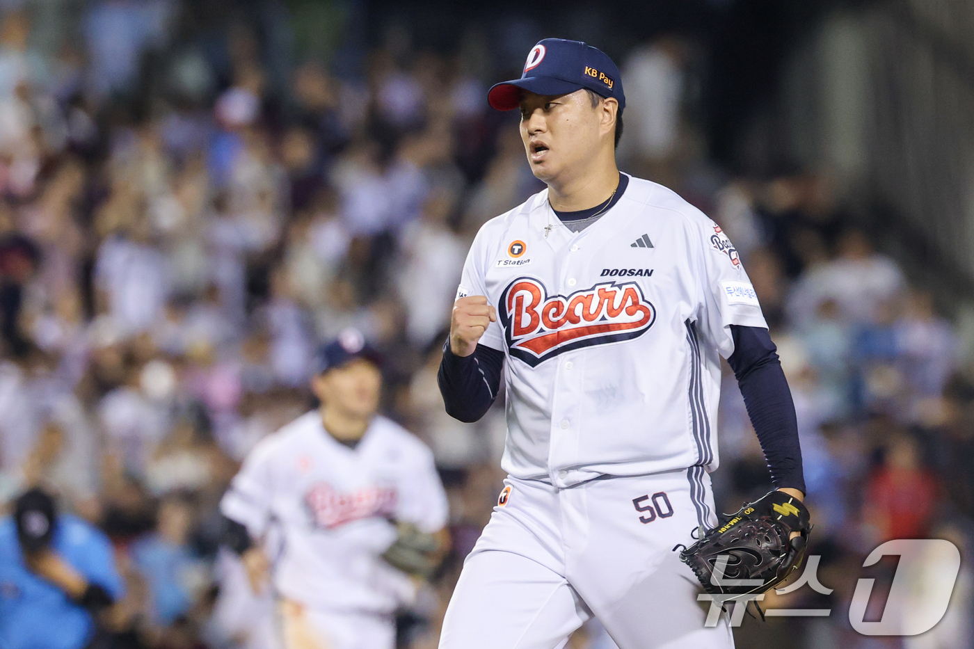(서울=뉴스1) 안은나 기자 = 23일 오후 서울 송파구 잠실야구장에서 열린 프로야구 '2026 신한은행 SOL KBO리그' 롯데 자이언츠와 두산 베어스의 경기 9회초 두산 마무리 …