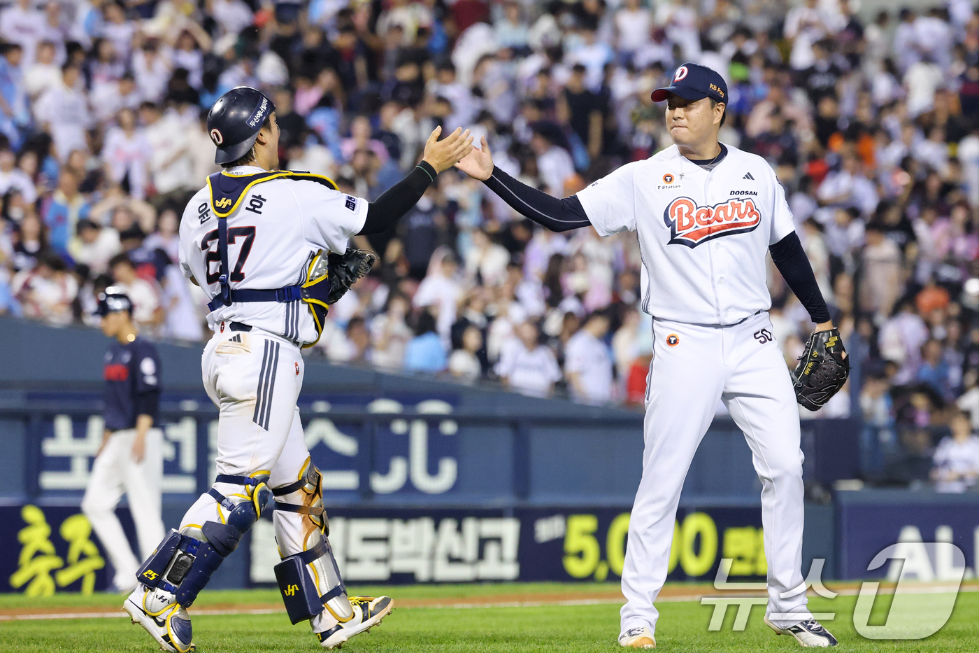 (서울=뉴스1) 안은나 기자 = 23일 오후 서울 송파구 잠실야구장에서 열린 프로야구 '2026 신한은행 SOL KBO리그' 롯데 자이언츠와 두산 베어스의 경기 9회초 두산 마무리 …