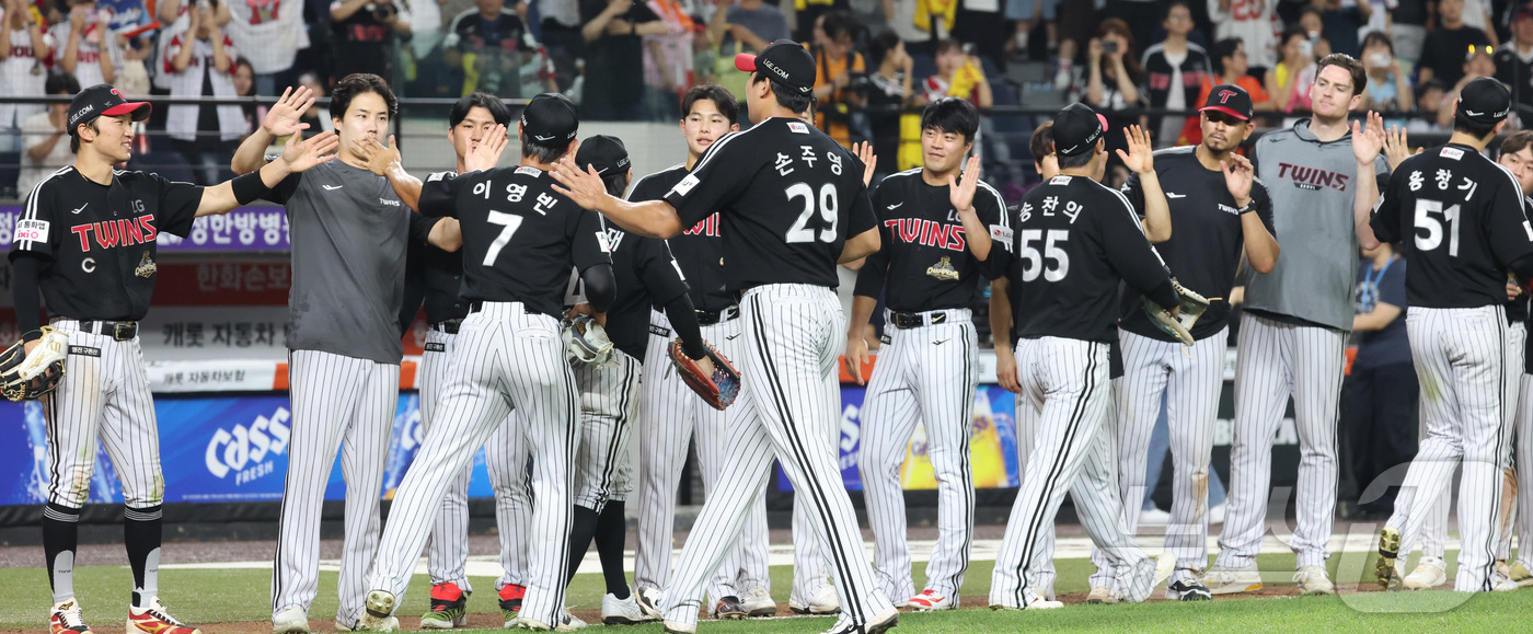 (대전=뉴스1) 김기남 기자 = 23일 대전 한화생명볼파크에서 열린 2026 신한 SOL KBO리그 LG 트윈스와 한화 이글스의 경기에서 LG가 승리하며 2연패에서 탈출하고 있다. …