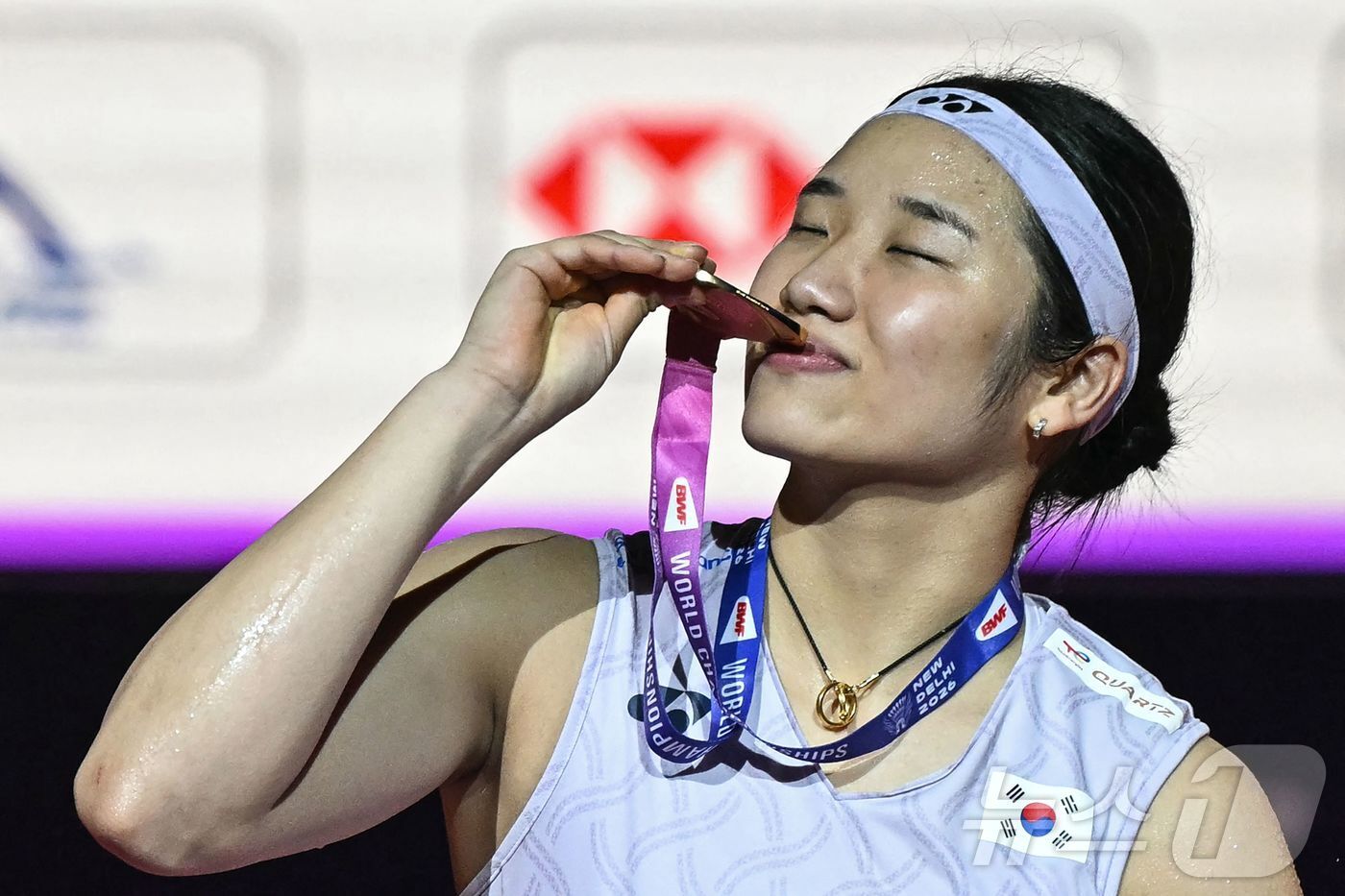 본문 이미지 - 배드민턴 여자 단식 세계랭킹 1위 안세영이 23일(한국시간) 인도 뉴델리에서 열린 2026 세계배드민턴연맹(BWF) 세계선수권대회 여자 단식 결승전 시상식에서 금메달을 목에 걸고 세리머니를 하고 있다. ⓒ AFP=뉴스1