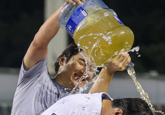 축하 물세례 맞는 이영하