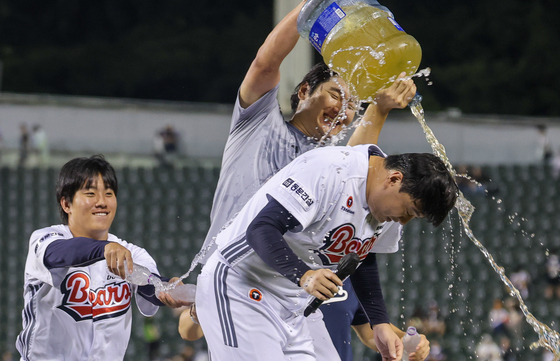 축하 물세례 맞는 이영하