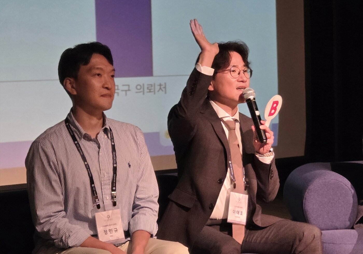 본문 이미지 - 벳아너스 제3회 증례 교류 심포지엄(CES)에서 진행된 커리어 토크에 패널로 참석한 정민규 FM동물메디컬센터 원장(왼쪽)과 이태호 시그니처동물의료센터 원장 ⓒ 뉴스1 한송아 기자
