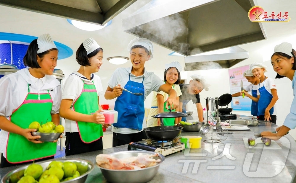(평양 노동신문=뉴스1) = 북한 노동당 기관지 노동신문은 24일 "예로부터 산봉우리가 마치 용이 금시 하늘로 날아오르려는 것 같이 기묘하게 생겼다고 하여 룡악산이라 불러온다지만 …