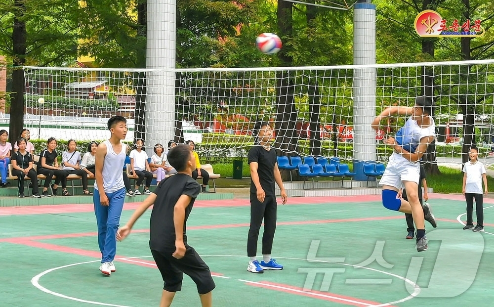(평양 노동신문=뉴스1) = 북한 노동당 기관지 노동신문은 24일 "예로부터 산봉우리가 마치 용이 금시 하늘로 날아오르려는 것 같이 기묘하게 생겼다고 하여 룡악산이라 불러온다지만 …