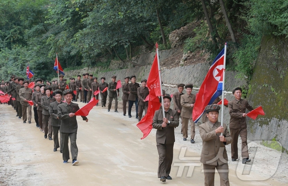 (평양 노동신문=뉴스1) = 북한 노동당 기관지 노동신문은 24일 "혁명전적지, 혁명사적지 답사를 통한 혁명정신 무장사업이 전국각지에서 활발히 벌어지는 속에 강원도 안의 일꾼들과 …