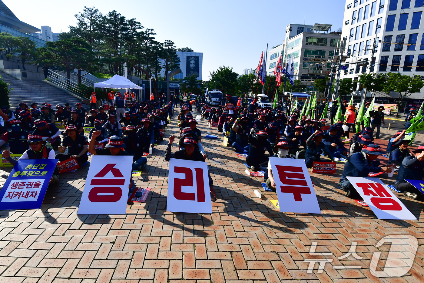 (포항=뉴스1) 최창호 기자 = 한국노총 전국레미콘운송노조 37개 지부 회원들이 24일 경북 포항시청 앞 광장에서 포항레미콘 운송요금 인상을 촉구하는 집회를 갖고 있다. 2026. …