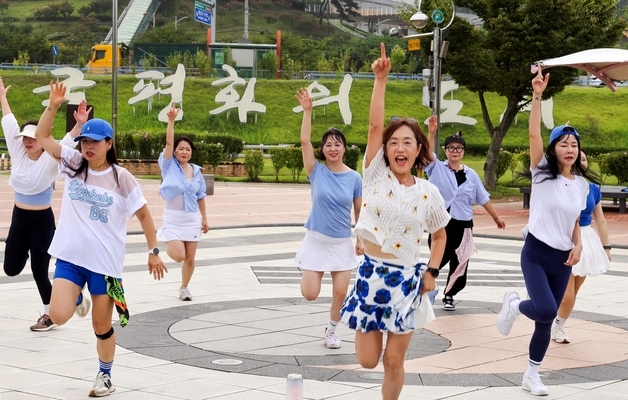 평균 51세 라인댄스 동호회, 경북 칠곡 명소 알리기에 나섰다