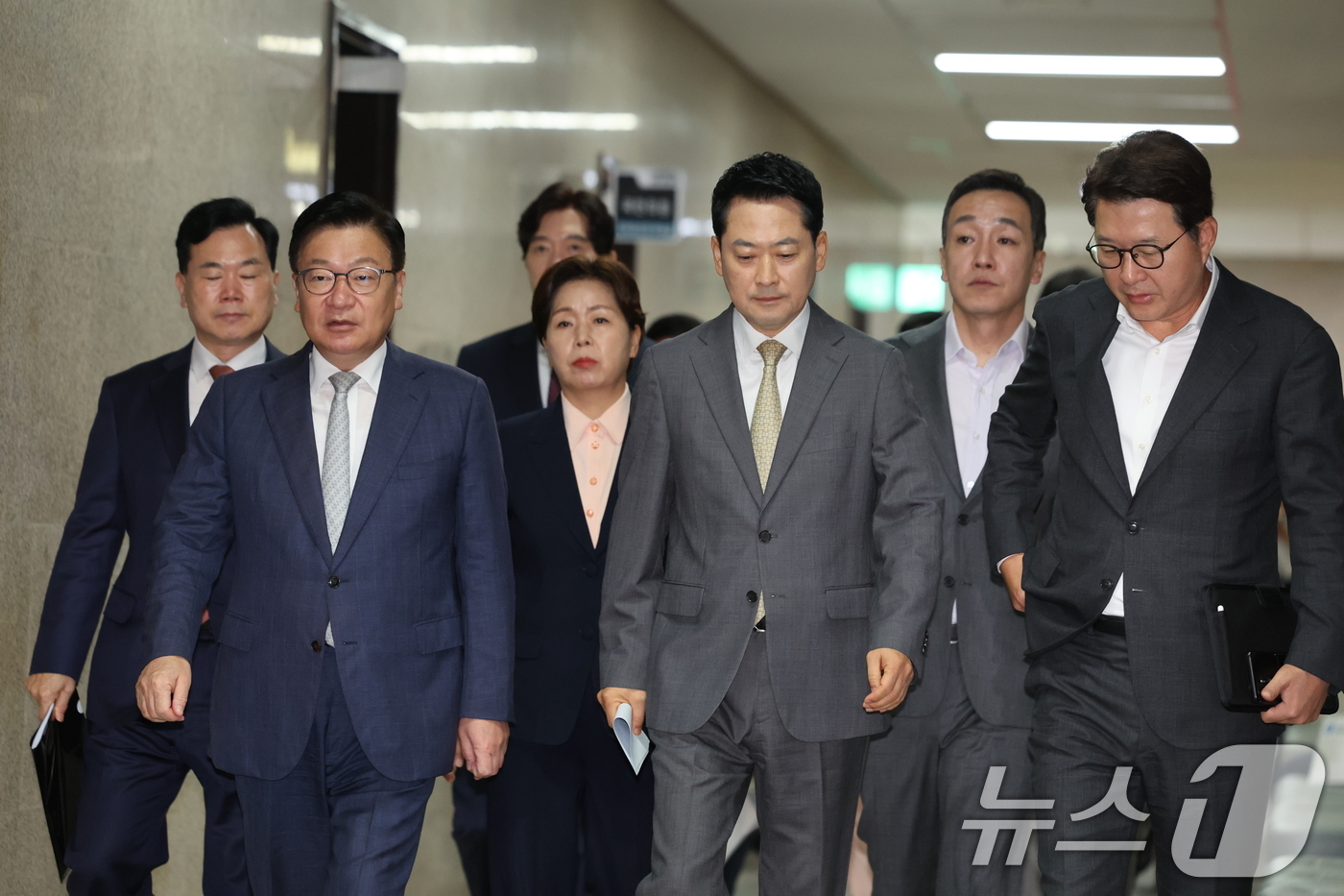 (서울=뉴스1) 황기선 기자 = 장동혁 대표를 비롯한 국민의힘 지도부가 24일 서울 여의도 국회에서 열린 최고위원회의에 참석하고 있다. 2026.8.24/뉴스1