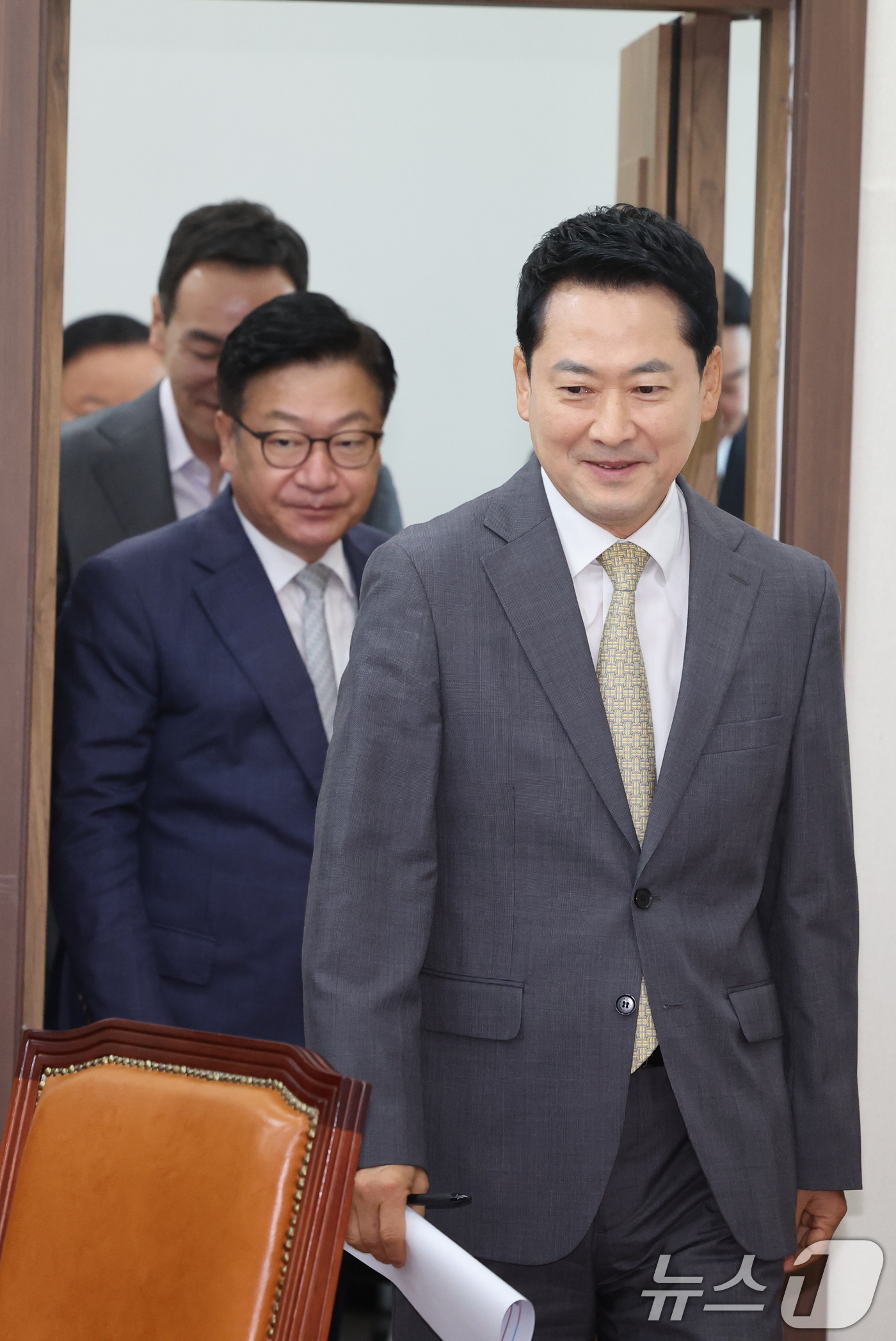 (서울=뉴스1) 황기선 기자 = 장동혁 국민의힘 대표와 정점식 원내대표가 24일 서울 여의도 국회에서 열린 최고위원회의에 참석하고 있다. 2026.8.24/뉴스1