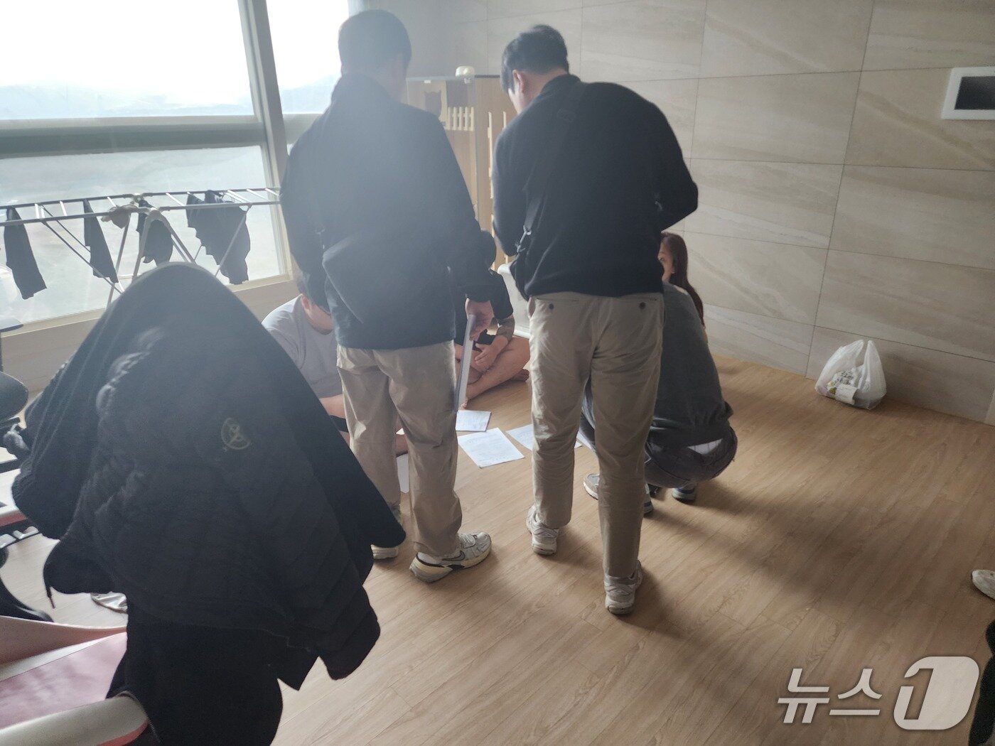 본문 이미지 - 경찰이 불법 도박 사이트 운영 일당을 검거하고 있다.(울산경찰청 제공. 재판매 및 DB금지)/뉴스1