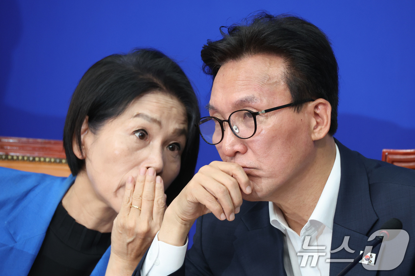 (서울=뉴스1) 신웅수 기자 = 김민석 더불어민주당 대표와 최민희 최고위원이 24일 서울 여의도 국회에서 열린 최고위원회의에서 대화하고 있다. 2026.8.24/뉴스1