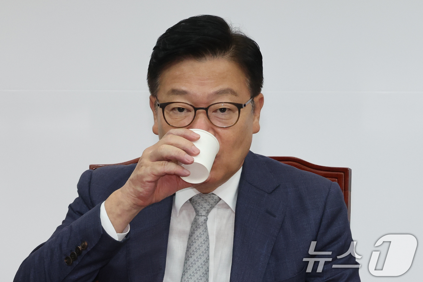 （서울=뉴스1) 황기선 기자 = 정점식 국민의힘 원내대표가 24일 서울 여의도 국회에서 열린 최고위원회의에서 몰을 마시고 있다.  2026.8.24/뉴스1