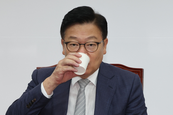 물 마시는 정점식 원내대표