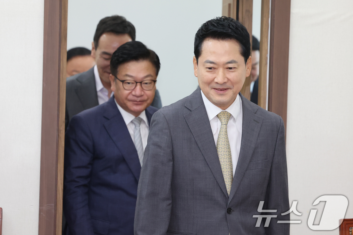 （서울=뉴스1) 황기선 기자 = 국민의힘 장동혁 대표와 정점식 원내대표가 24일 서울 여의도 국회에서 열린 최고위원회의에 참석하고 있다.  2026.8.24/뉴스1