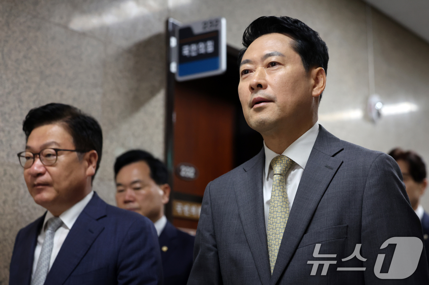 （서울=뉴스1) 황기선 기자 = 국민의힘 장동혁 대표와 정점식 원내대표가 24일 서울 여의도 국회에서 열린 최고위원회의에 참석하고 있다.  2026.8.24/뉴스1