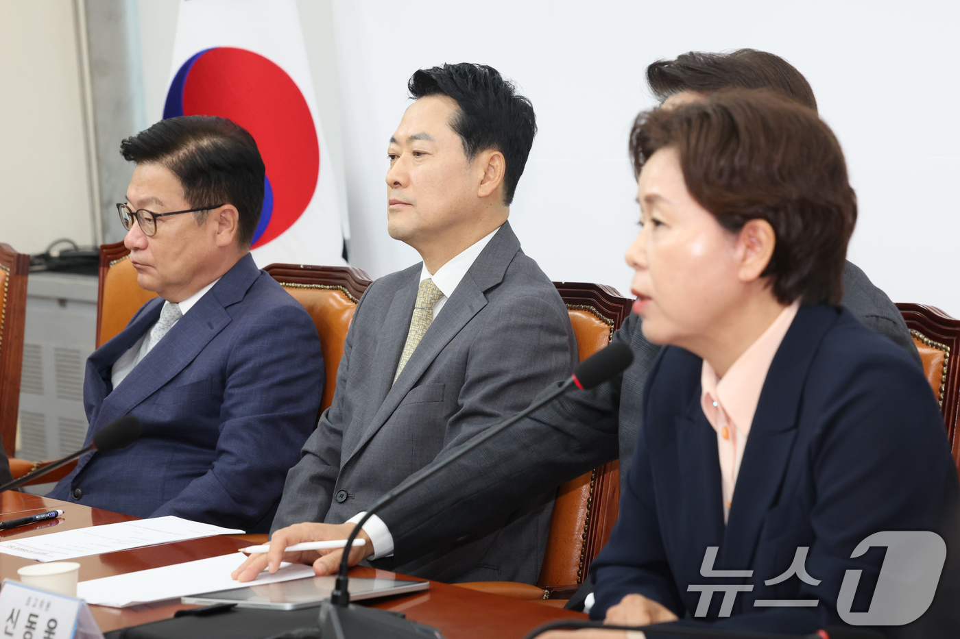 （서울=뉴스1) 황기선 기자 = 국민의힘 장동혁 대표와 정점식 원내대표가 24일 서울 여의도 국회에서 열린 최고위원회의에서 양향지 최고위원 발언을 듣고 있다.  2026.8.24/ …