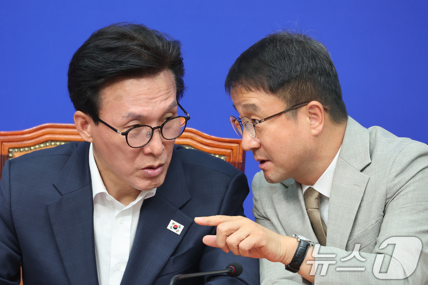(서울=뉴스1) 신웅수 기자 = 김민석 더불어민주당 대표와 한병도 원내대표가 24일 서울 여의도 국회에서 열린 최고위원회의에서 대화하고 있다. 2026.8.24/뉴스1
