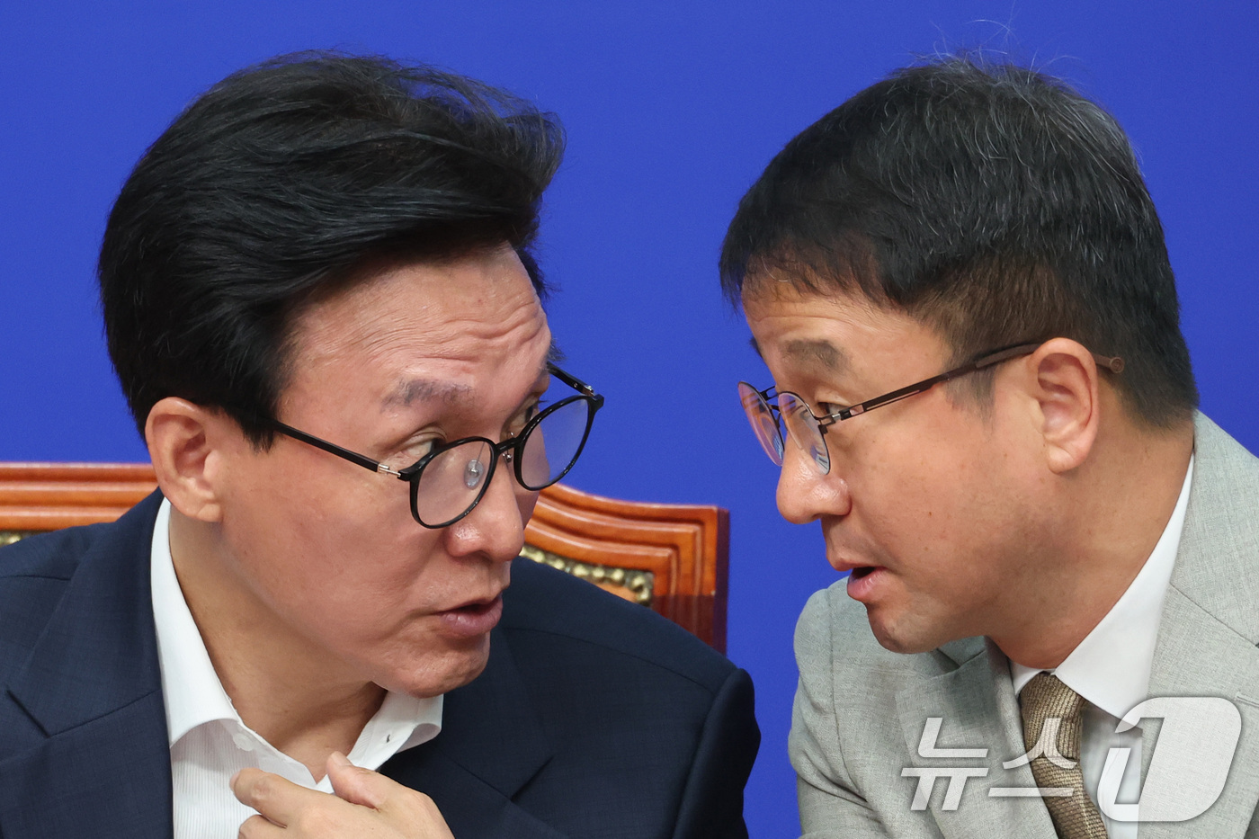 (서울=뉴스1) 신웅수 기자 = 김민석 더불어민주당 대표와 한병도 원내대표가 24일 서울 여의도 국회에서 열린 최고위원회의에서 대화하고 있다. 2026.8.24/뉴스1