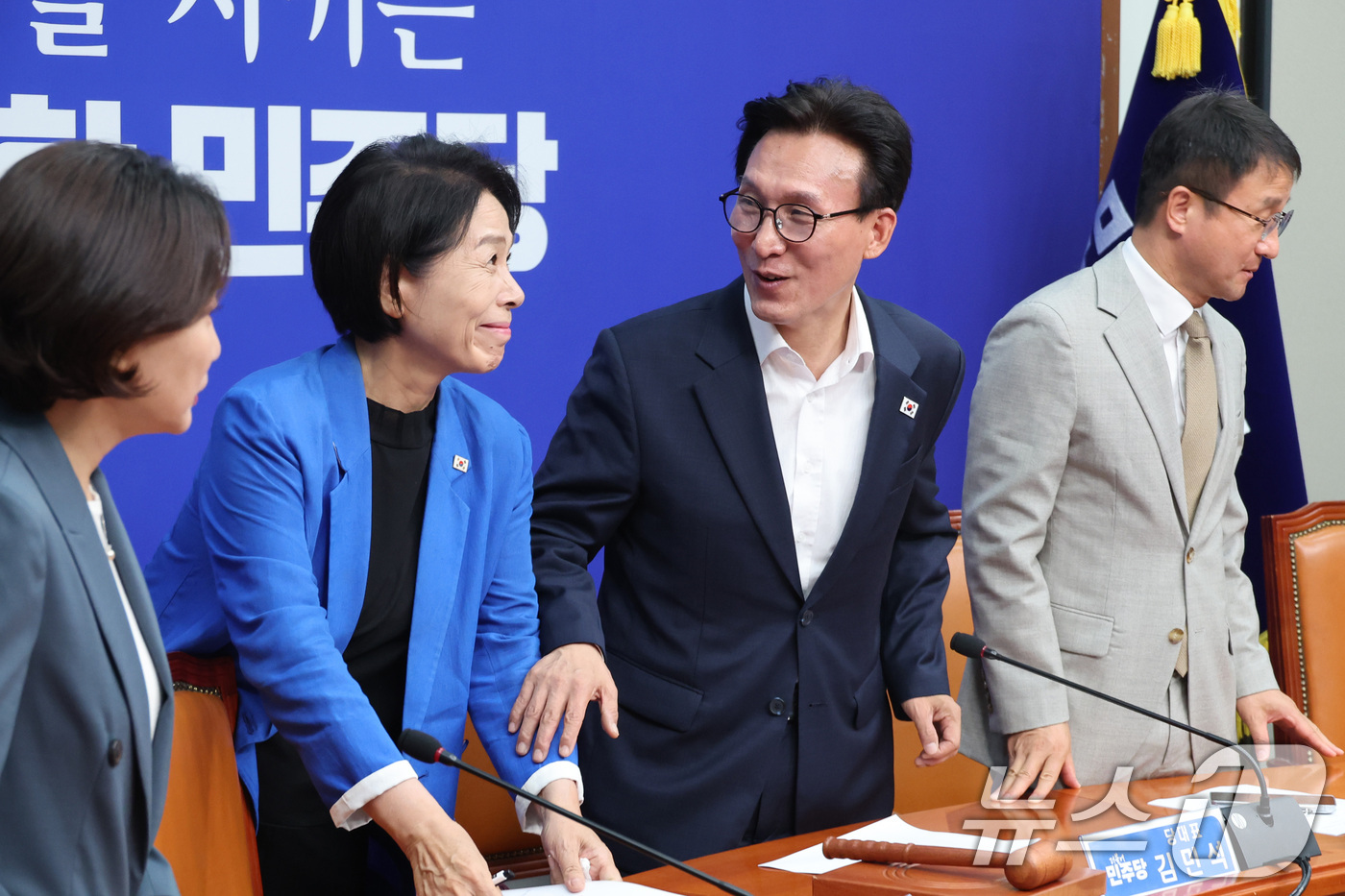 (서울=뉴스1) 신웅수 기자 = 김민석 더불어민주당 대표와 최민희 최고위원이 24일 서울 여의도 국회에서 열린 최고위원회의에서 대화하고 있다. 2026.8.24/뉴스1