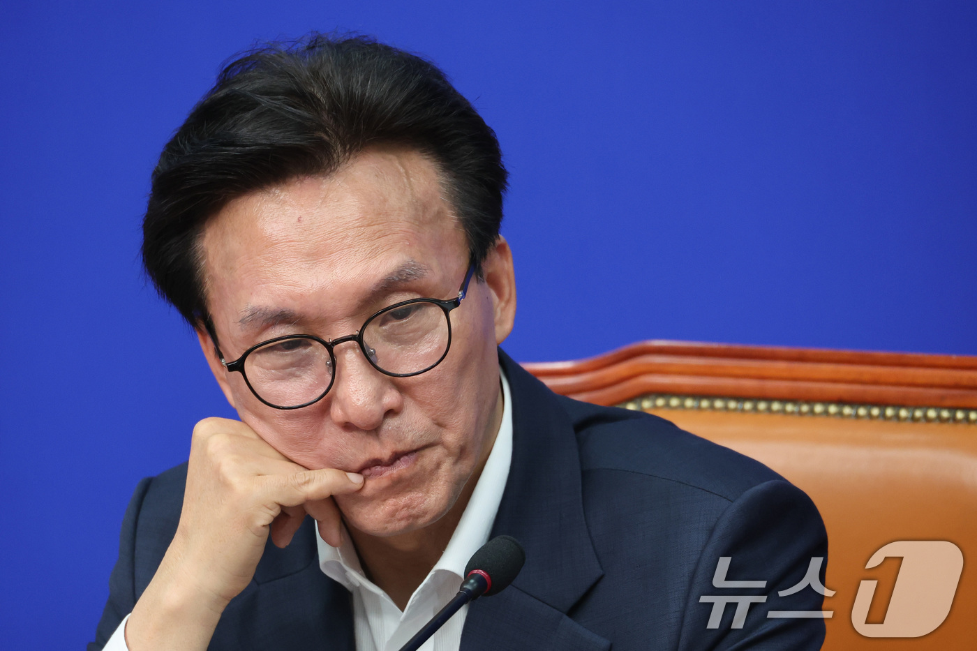 (서울=뉴스1) 신웅수 기자 = 김민석 더불어민주당 대표가 24일 서울 여의도 국회에서 열린 최고위원회의에서 생각에 잠겨 있다. 2026.8.24/뉴스1