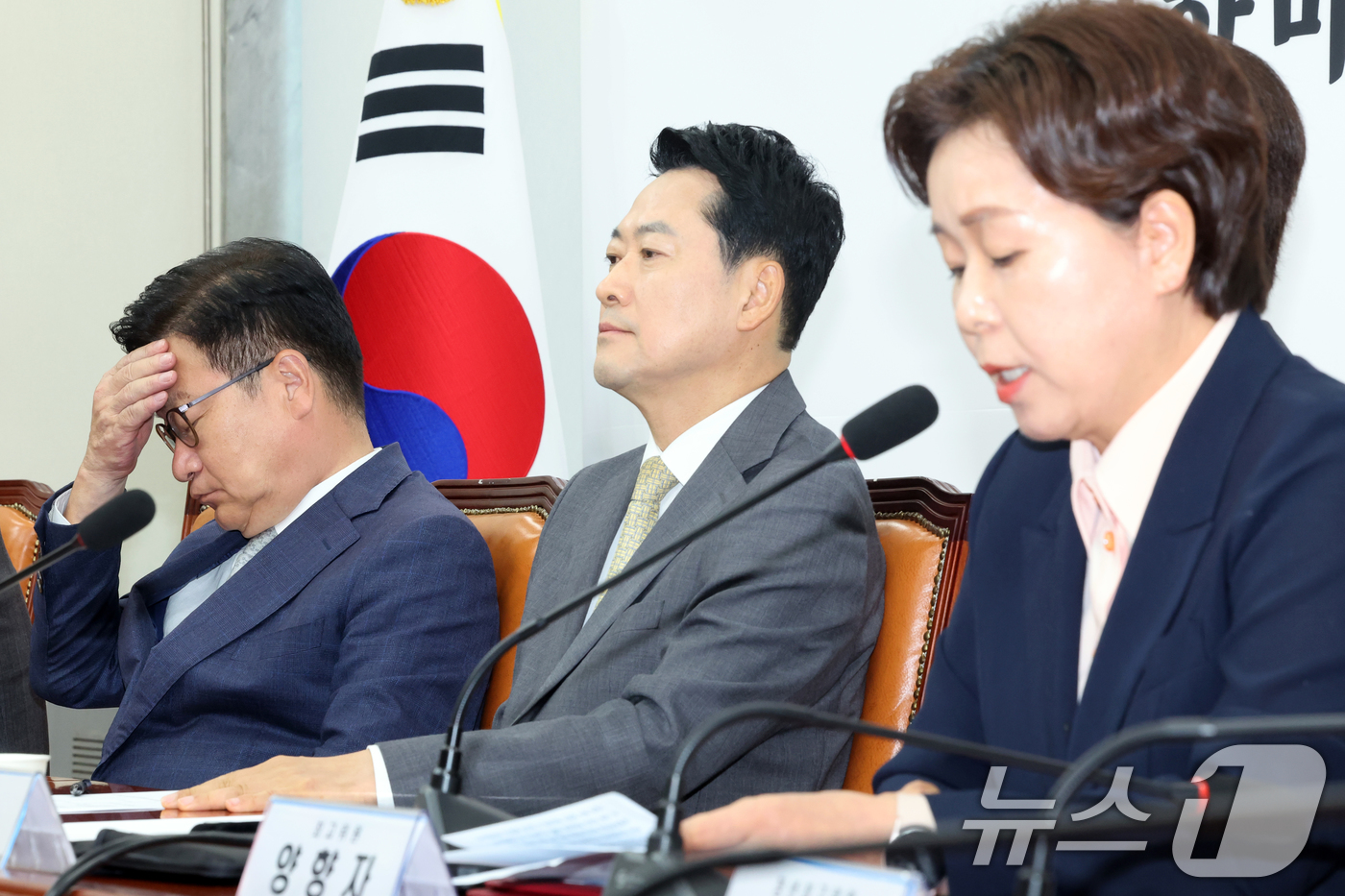 （서울=뉴스1) 황기선 기자 = 국민의힘 장동혁 대표와 정점식 원내대표가 24일 서울 여의도 국회에서 열린 최고위원회의에서 양향지 최고위원 발언을 듣고 있다. 2026.8.24/뉴 …