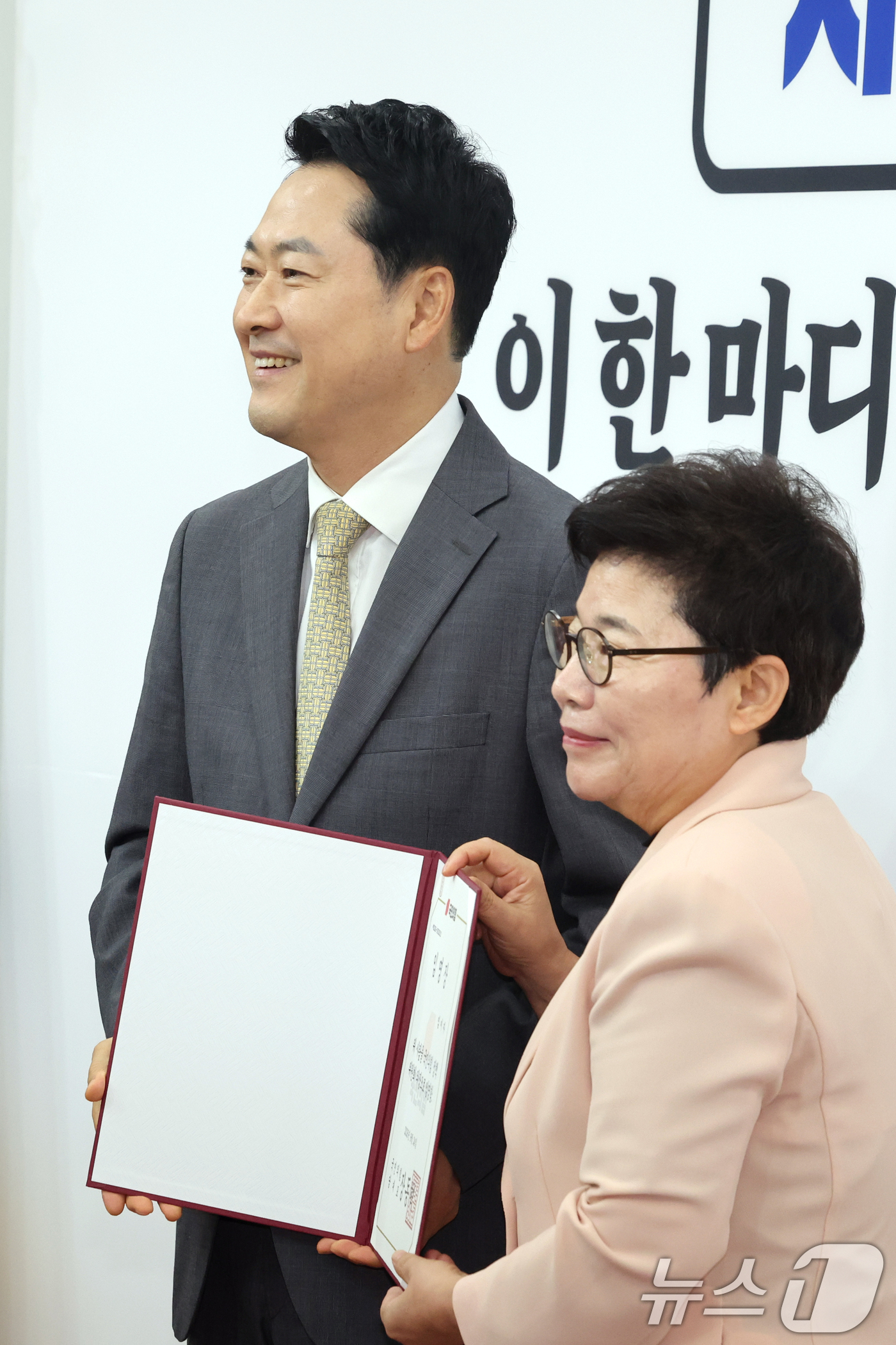 （서울=뉴스1) 황기선 기자 = 장동혁 국민의힘 대표가 24일 서울 여의도 국회에서 열린 최고위원회의에서 임이자 정책위의장에게 임명장을 수여하고 있다.  2026.8.24/뉴스1