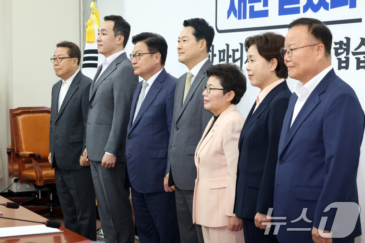 （서울=뉴스1) 황기선 기자 = 국민의힘 장동혁 대표와 지두보가 24일 서울 여의도 국회에서 열린 최고위원회의에서 임이자 정책위의장에게 임명장을 수여 후 기념촬영을 하고 있다. …