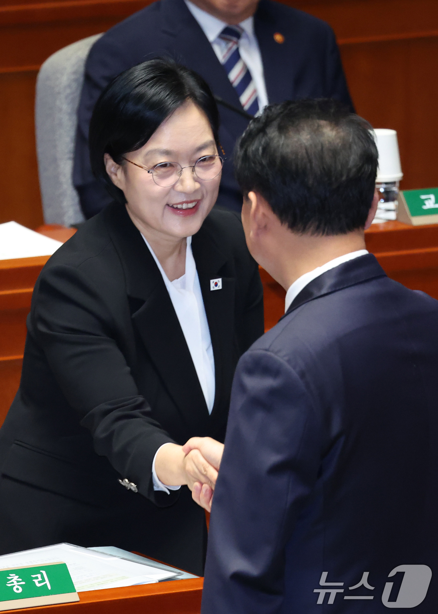 (서울=뉴스1) 신웅수 기자 = 한성숙 국무총리가 24일 서울 여의도 국회에서 열린 예산결산특별위원회 전체회의에서 이광재 위원장과 인사하고 있다. 2026.8.24/뉴스1