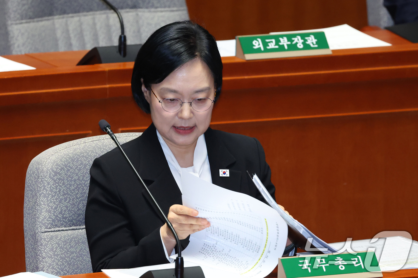 (서울=뉴스1) 신웅수 기자 = 한성숙 국무총리가 24일 서울 여의도 국회에서 열린 예산결산특별위원회 전체회의에서 자료를 살펴보고 있다. 2026.8.24/뉴스1