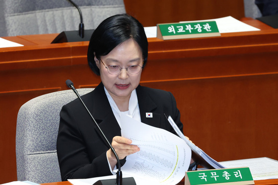 자료 살펴보는 한성숙 총리