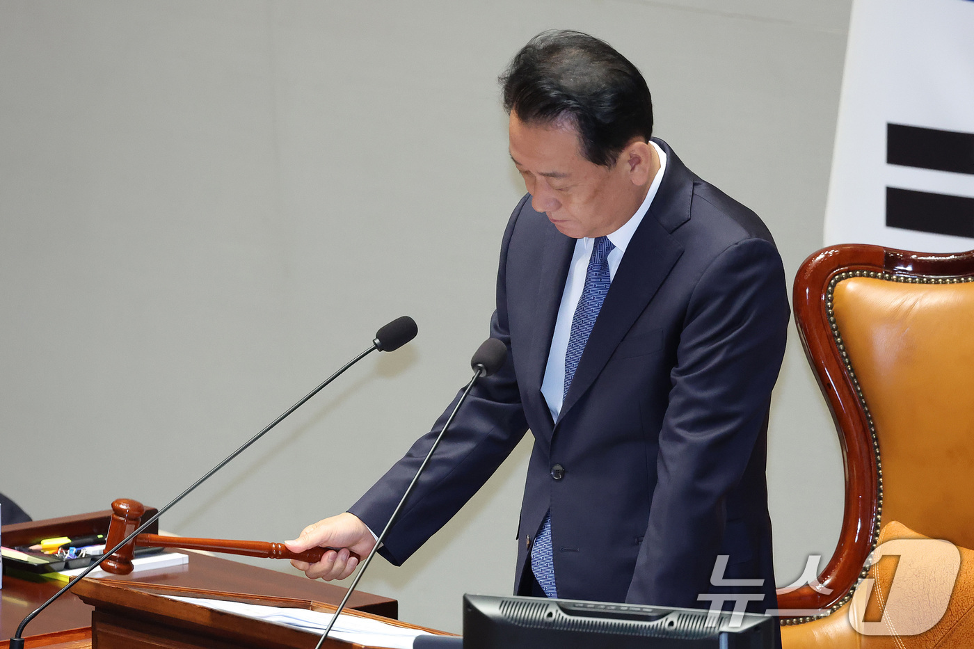 (서울=뉴스1) 신웅수 기자 = 이광재 위원장이 24일 서울 여의도 국회에서 열린 예산결산특별위원회 전체회의에서 의사봉을 두드리고 있다. 2026.8.24/뉴스1