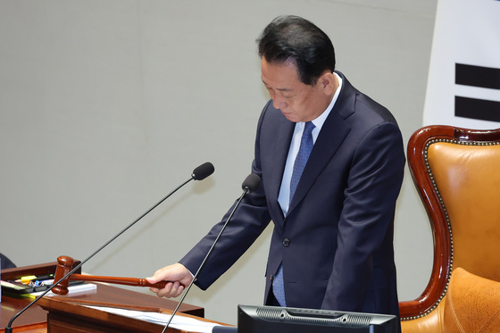 의사봉 두드리는 이광재 예결위원장