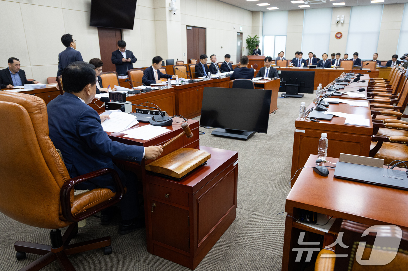 (서울=뉴스1) 유승관 기자 = 김병주 국회 국방위원회 예산결산심사소위원장이 24일 서울 여의도 국회에서 열린 제438회 국회(임시회) 국방위원회 제1차 예산결산심사소위원회에서 의 …