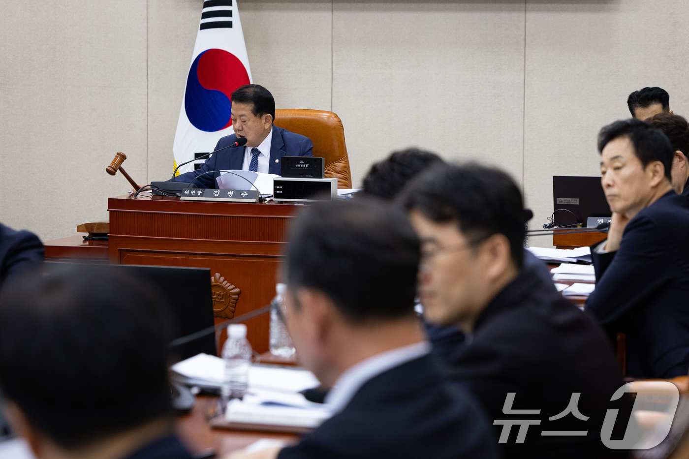(서울=뉴스1) 유승관 기자 = 김병주 국회 국방위원회 예산결산심사소위원장이 24일 서울 여의도 국회에서 열린 제438회 국회(임시회) 국방위원회 제1차 예산결산심사소위원회에서 의 …
