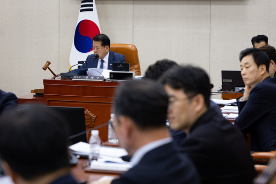 의사봉 두드리는 김병주 국방위 예결소위원장