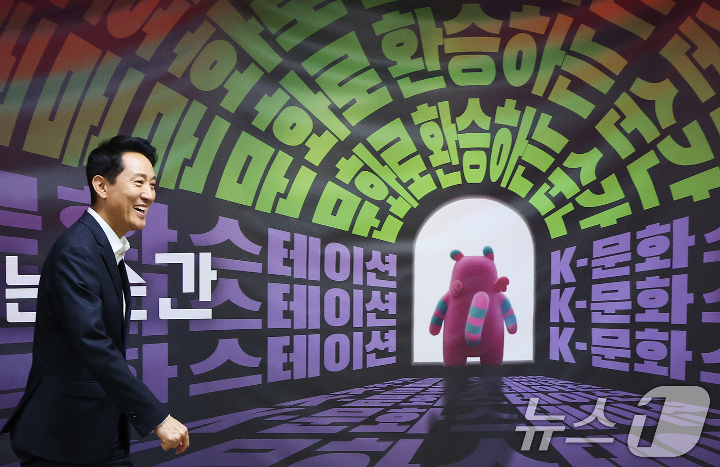(서울=뉴스1) 오대일 기자 = 오세훈 서울시장이 24일 서울 중구 을지로입구역에 조성된 'K-문화 스테이션' 개장식에 참석하고 있다.서울시는 서울광장 지하 13미터, 시청역과 을 …