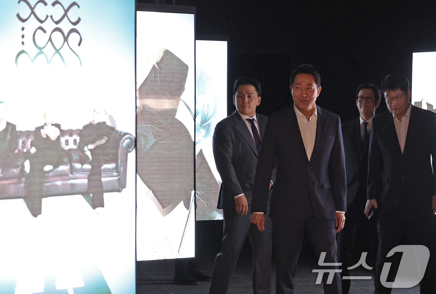 (서울=뉴스1) 오대일 기자 = 오세훈 서울시장이 24일 서울 중구 을지로입구역에 조성된 'K-문화 스테이션' 개장식에서 미디어 전시를 관람하고 있다.서울시는 서울광장 지하 13미 …