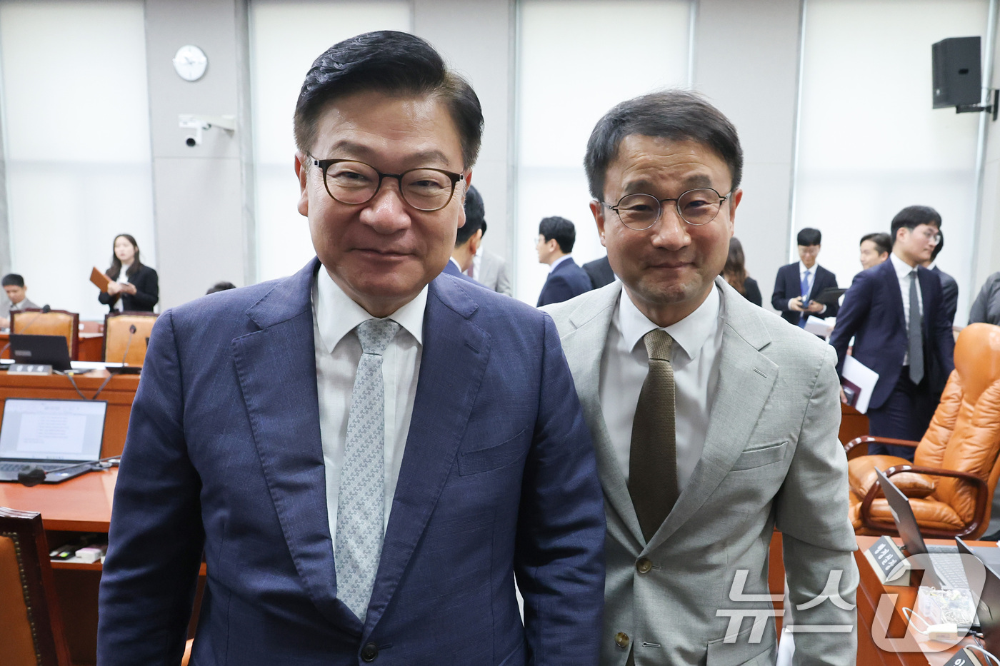 (서울=뉴스1) 신웅수 기자 = 국회운영위원장인 한병도 더불어민주당 원내대표와 정점식 국민의힘 원내대표가 24일 서울 여의도 국회에서 열린 국회운영위원회 전체회의를 마친 후 함께 …