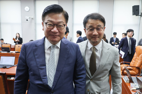 함께 회의실 나서는 한병도·정점식