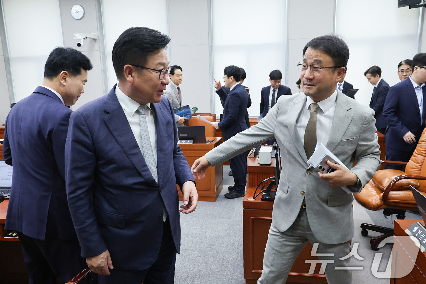 (서울=뉴스1) 신웅수 기자 = 국회운영위원장인 한병도 더불어민주당 원내대표와 정점식 국민의힘 원내대표가 24일 서울 여의도 국회에서 열린 국회운영위원회 전체회의에서 대화하고 있다 …