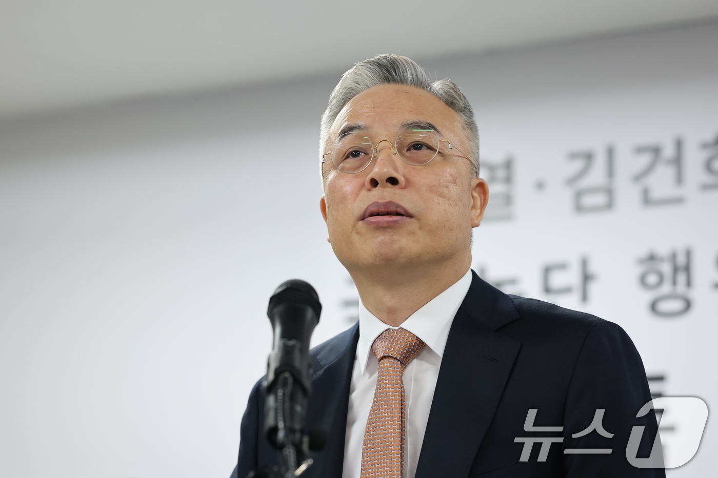(서울=뉴스1) 안은나 기자 = 윤석열·김건희에 의한 내란·외환 및 국정농단 행위의 진상규명을 위한 권창영 특별검사가 24일 경기 과천시 특검사무실에서 2차 종합특검 180일간의 …