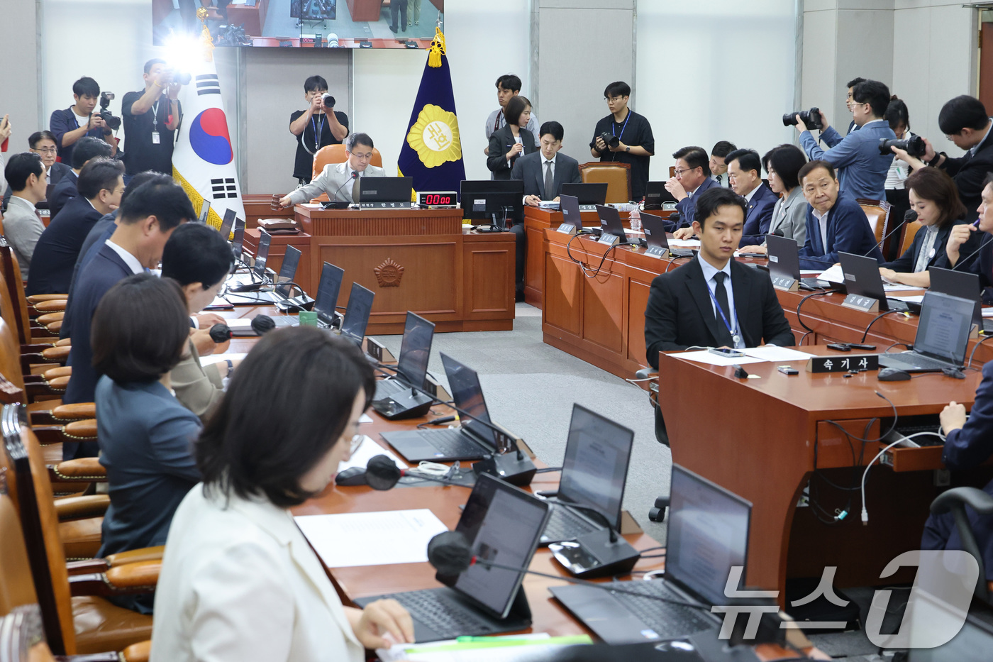 (서울=뉴스1) 신웅수 기자 = 한병도 위원장이 24일 서울 여의도 국회에서 열린 국회운영위원회 전체회의에서 안건을 의결하고 있다. 2026.8.24/뉴스1