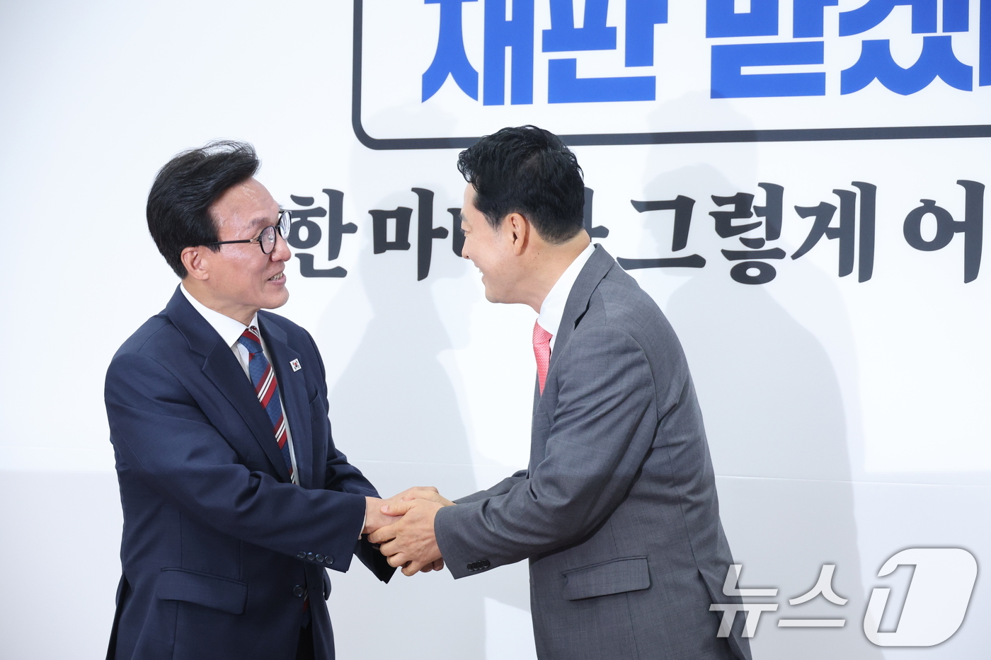 (서울=뉴스1) 신웅수 기자 = 김민석 더불어민주당 대표가 24일 서울 여의도 국회에서 장동혁 국민의힘 대표를 예방하며 인사하고 있다. 2026.8.24/뉴스1