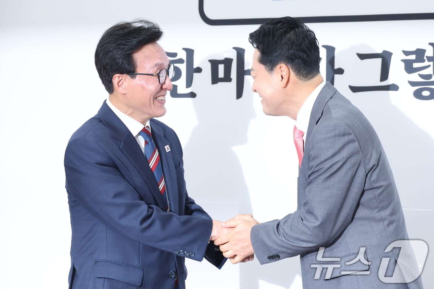 (서울=뉴스1) 신웅수 기자 = 김민석 더불어민주당 대표(왼쪽)가 24일 서울 여의도 국회에서 장동혁 국민의힘 대표를 예방하며 인사하고 있다. 2026.8.24/뉴스1